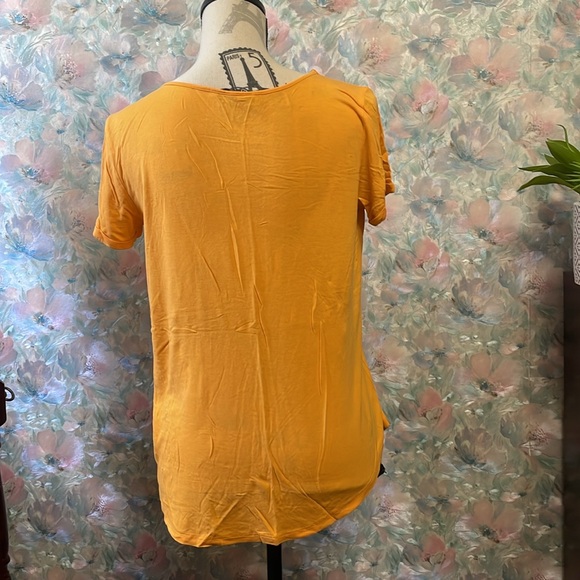 RW&Co Tshirt with Zipper Details - Picture 3 of 5